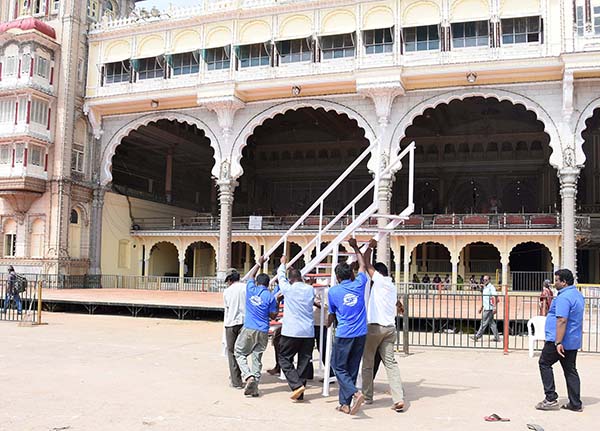 ಬಿಕೋ ಎನ್ನುತ್ತಿರುವ ಮೈಸೂರು ಅರಮನೆ